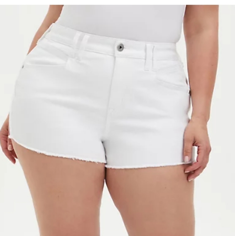 NWOT MID RISE SHORTIE SHORT - VINTAGE STRETCH WHITE Size 20
